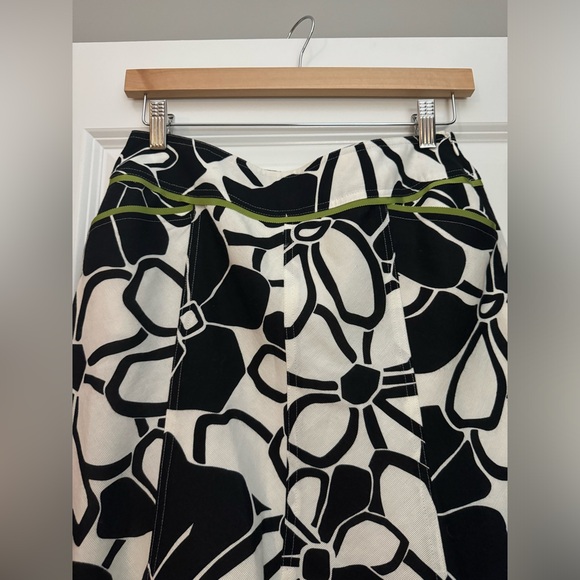 Ann Taylor Floral A-line Skirt in Size 2P - Picture 2 of 4